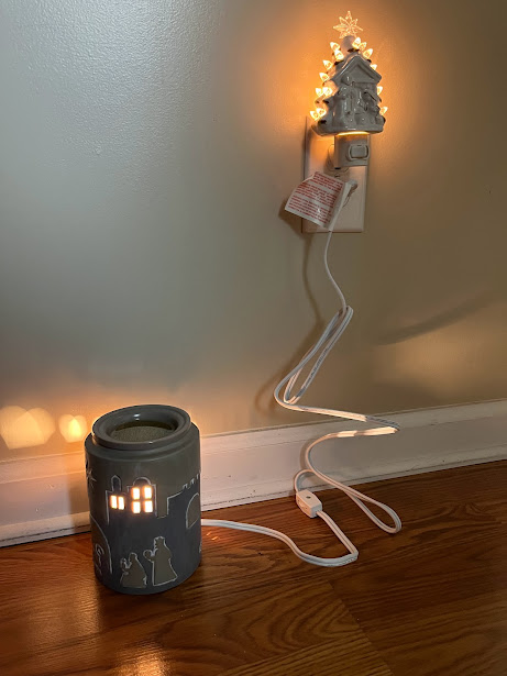 Scentsy wax warmer and Christmas light in hallway